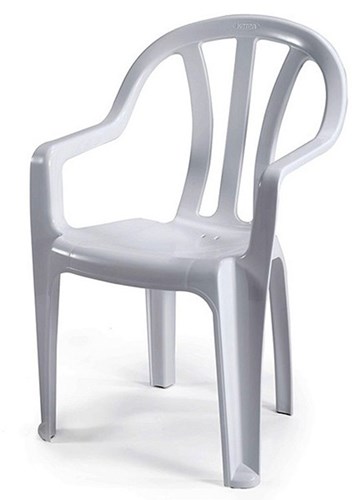 כיסא פלסטיק לבן עם ידיות